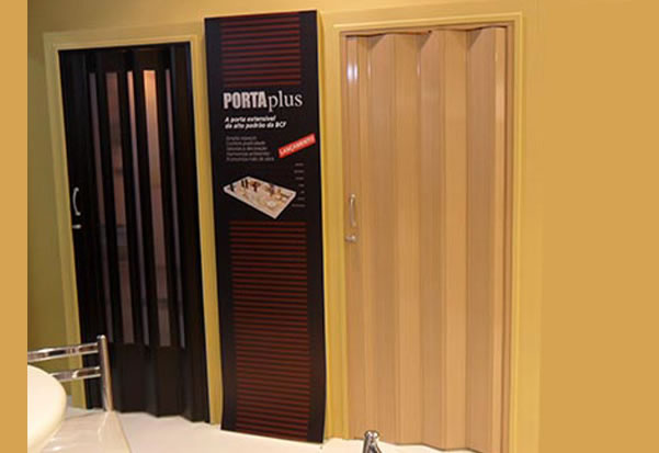 Da coleção de portas sanfonadas Premium, surgiu a Plast Porta Plus, um modelo exclusivo, com novas cores e texturas que imitam os tons e os veios da madeira natural. Qualidade incomparável BCF.